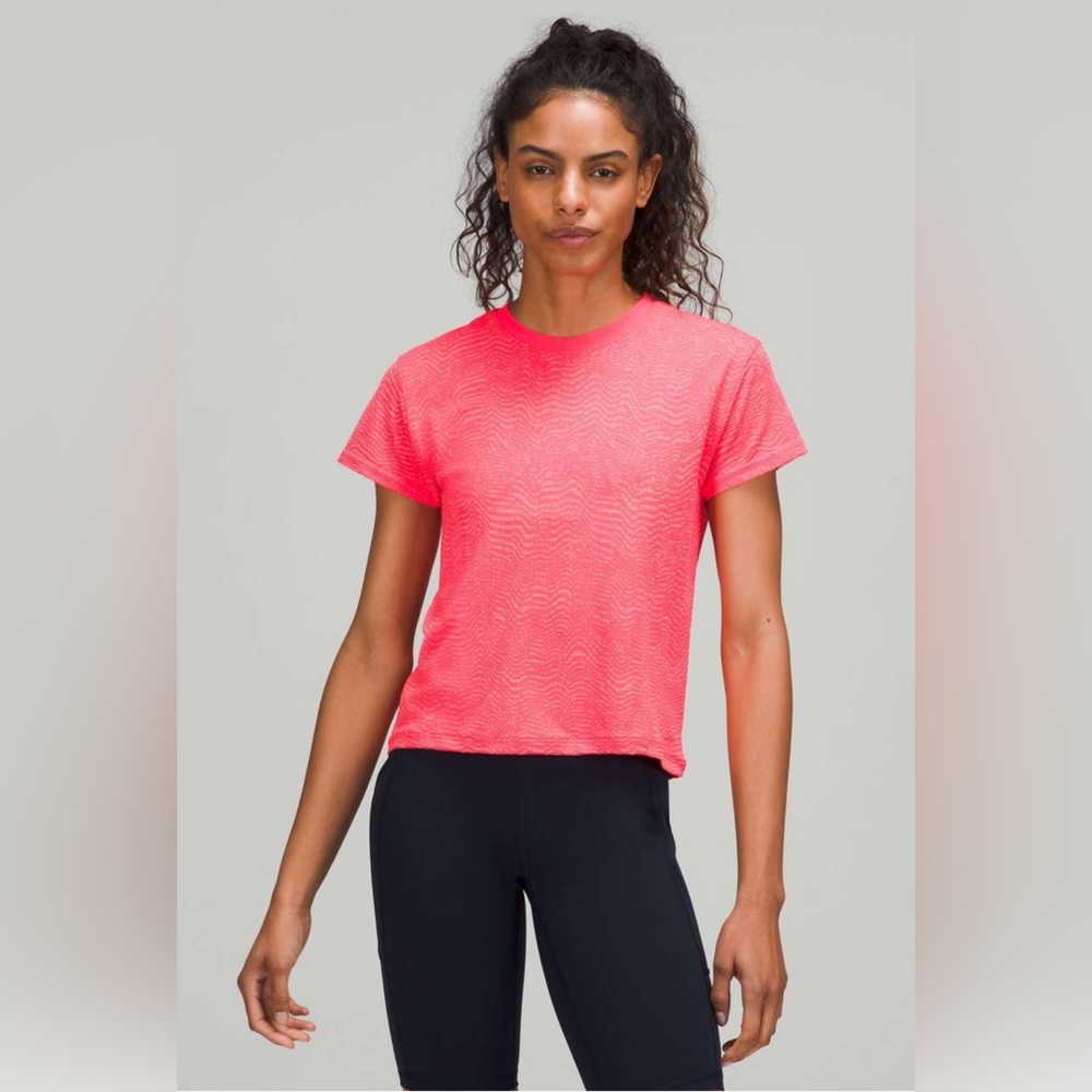 Lululemon Train to be Tee in Ripple Wave Flare / Peach Satin